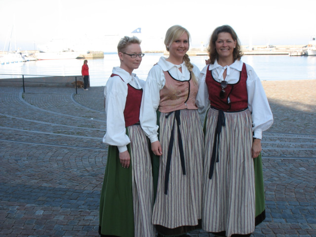 Bild på Susanne, Sara, Monica från Helsingborgs stad som hälsar Norwegian star välkomna