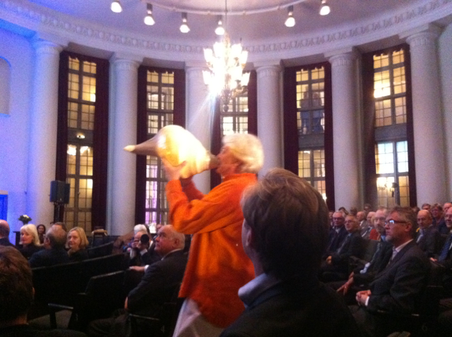 Trumpetaren Tommy Adolfsson spelar på en snäcka under SSE Research award 2011 på Handelshögskolan i Stockholm
